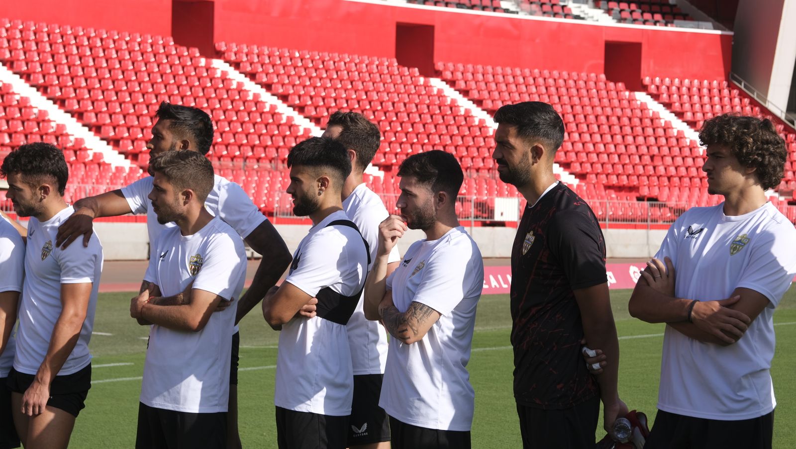 Imágenes de la visita de la Alcaldesa de Almería, María Vázquez, a los jugadores de la U.D. Almería