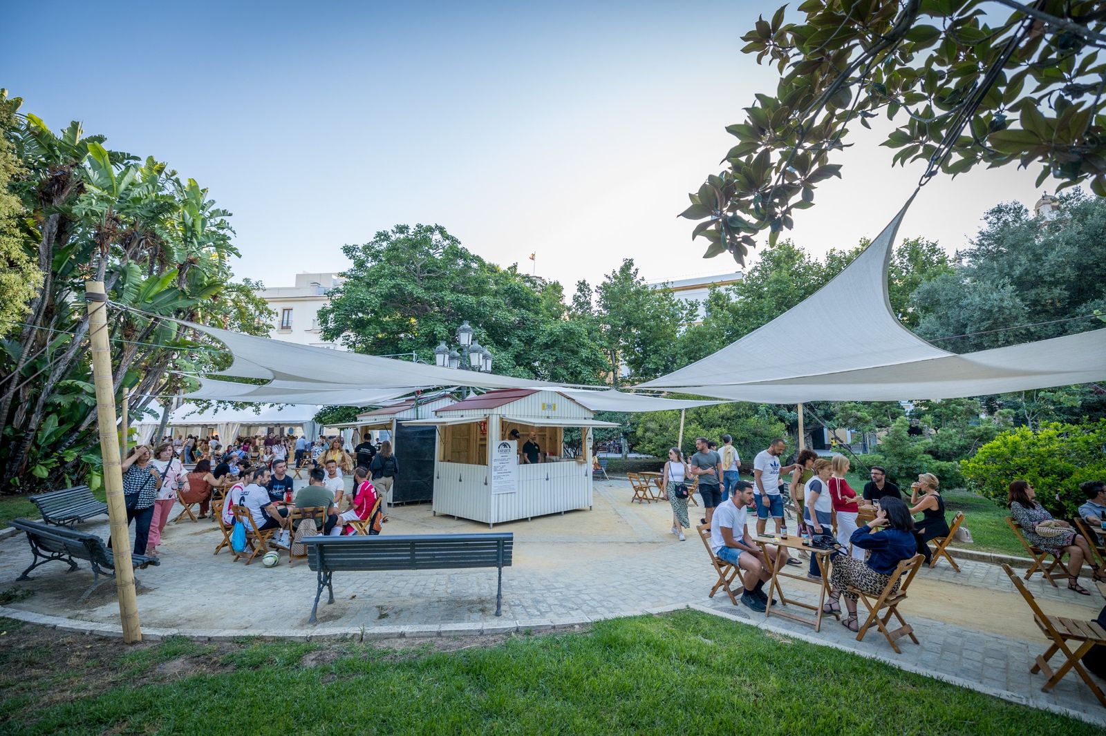 Las imágenes del mercado de Sures Festival en la Plaza España en Cádiz