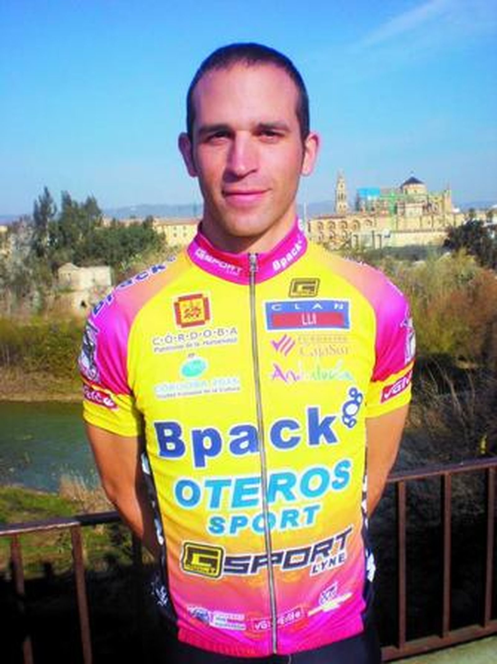José Antonio Becerra posa antes de una carrera en Córdoba.