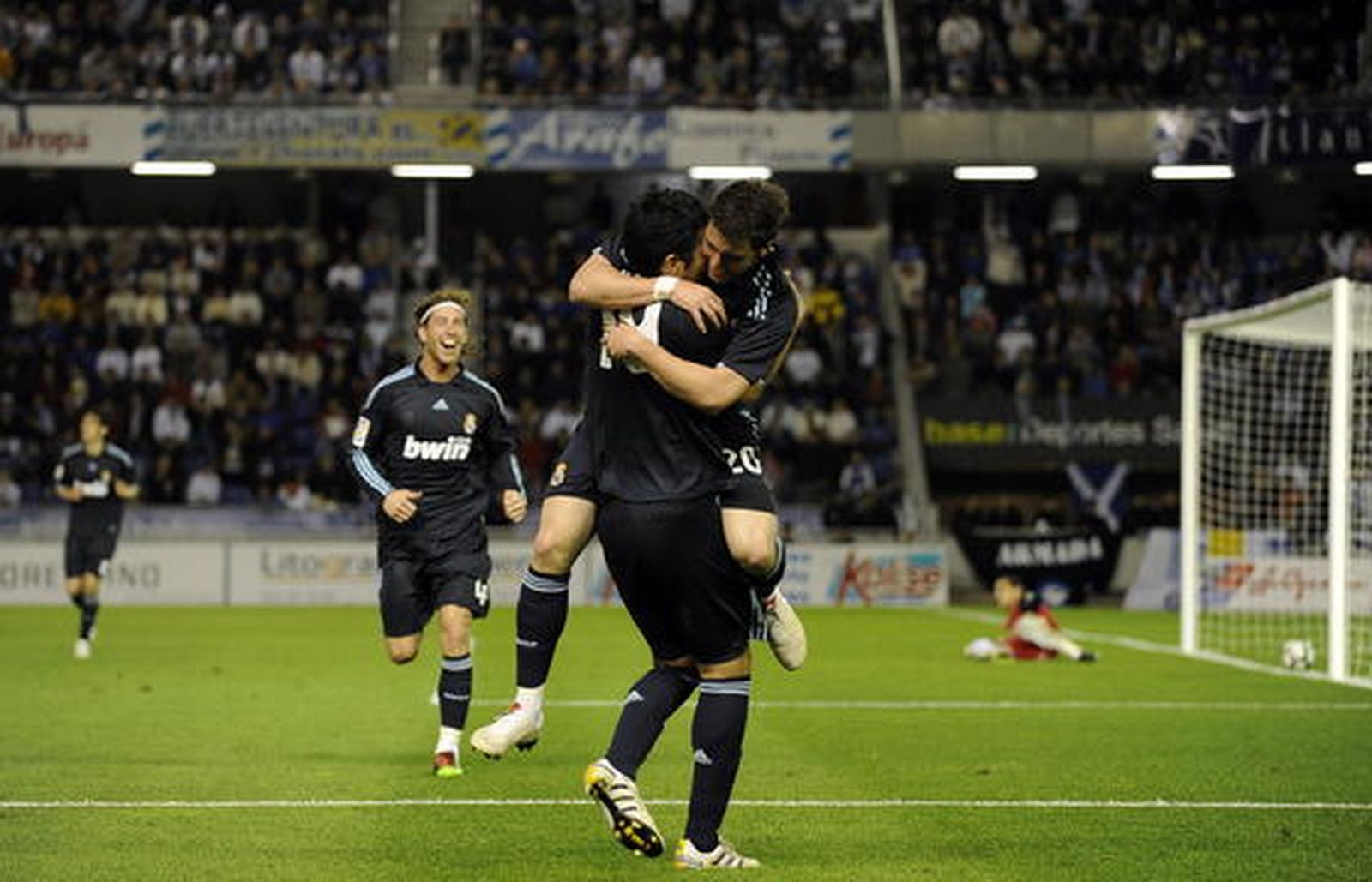 Los de Pellegrini golean al Tenerife en el Heleliodoro Rodríguez López con goles de Higuaín (dos), Kaká, Ronaldo y Raúl. / AFP · EFE · Reuters