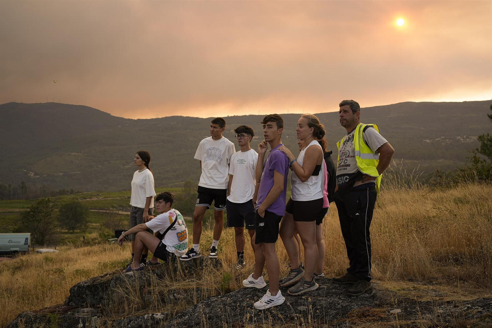 Varias personas observan las labores de extinción en A Cañiza, Pontevedra