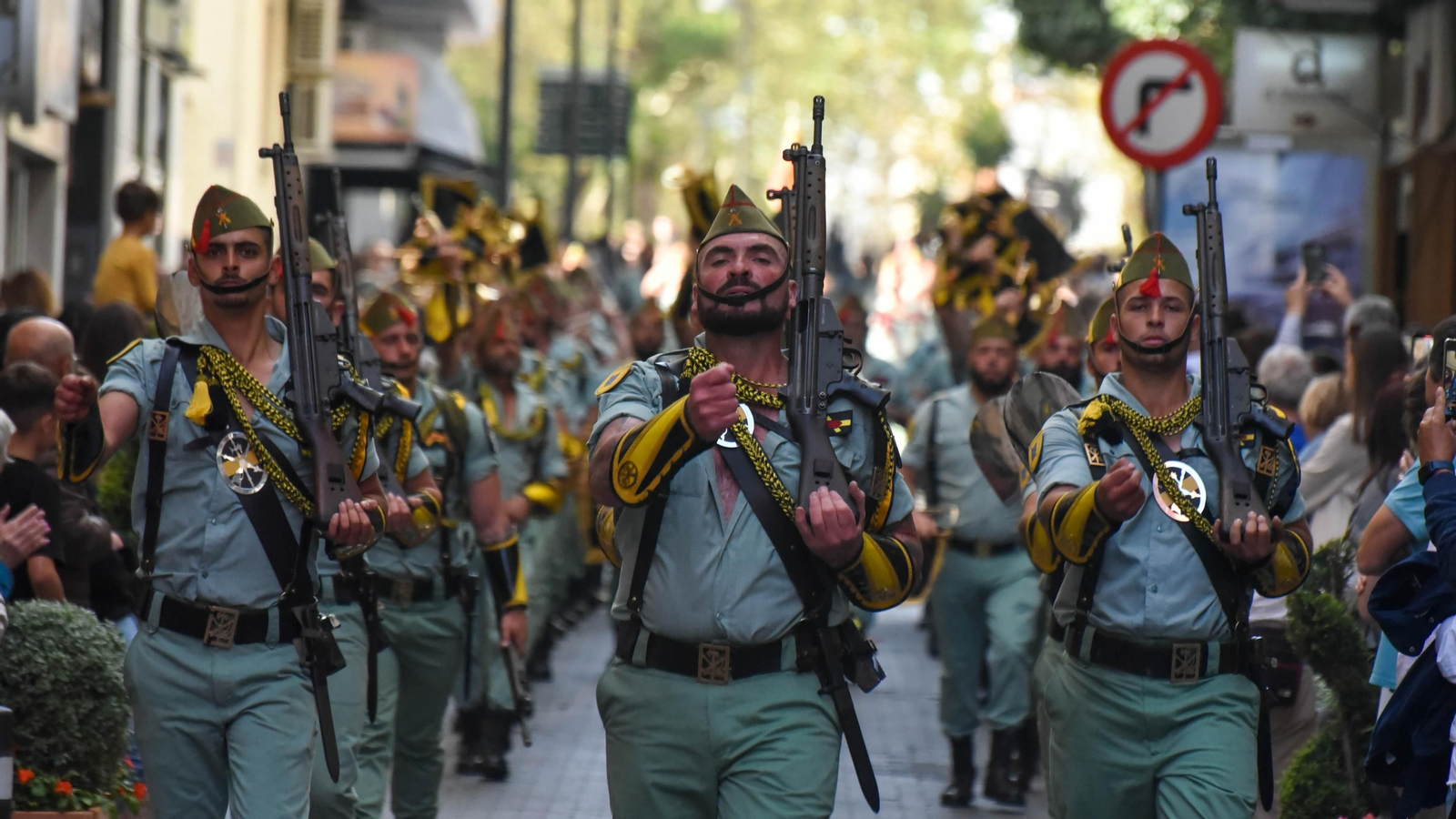 Fotos del Lunes Santo en Algeciras: Desfile de La Legión