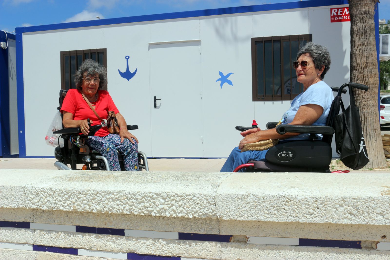 Rosa Ibáñez y María José Rivero, frente a la Playa de La Cachucha, en Puerto Real