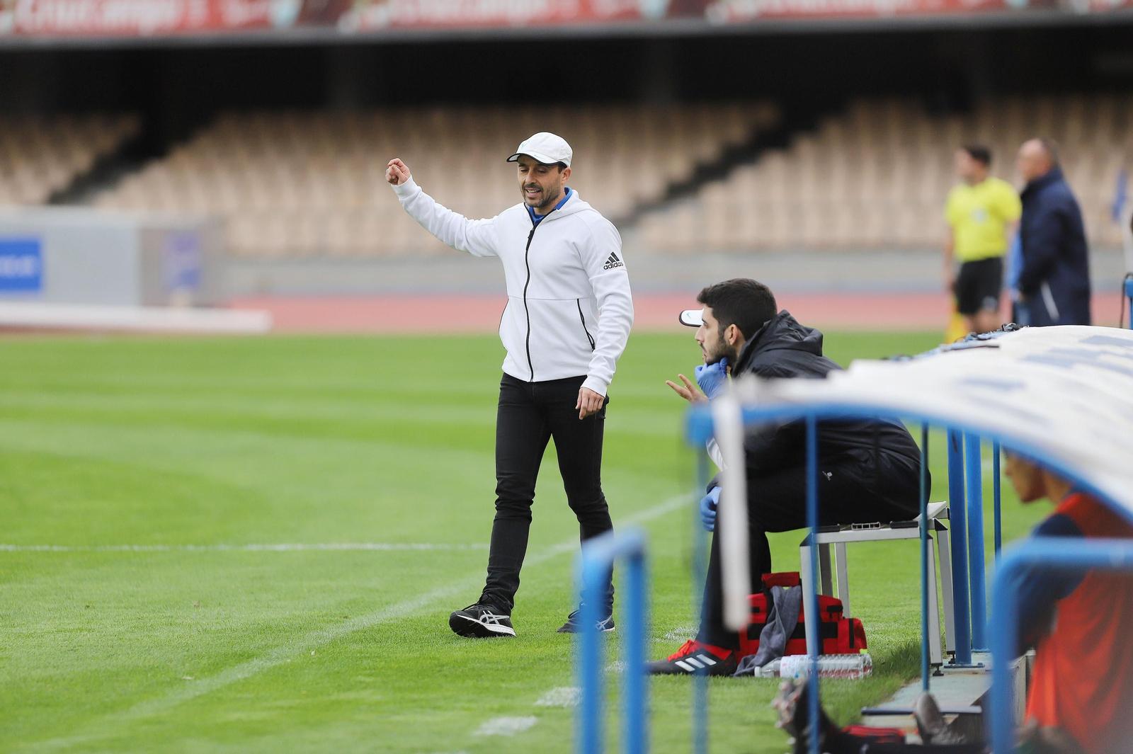 Dimas Carrasco, técnico del Ciudad de Lucena, da instrucciones desde la banda en Chapín. Dimas Carrasco, técnico del Ciudad de Lucena, da instrucciones desde la banda en Chapín.