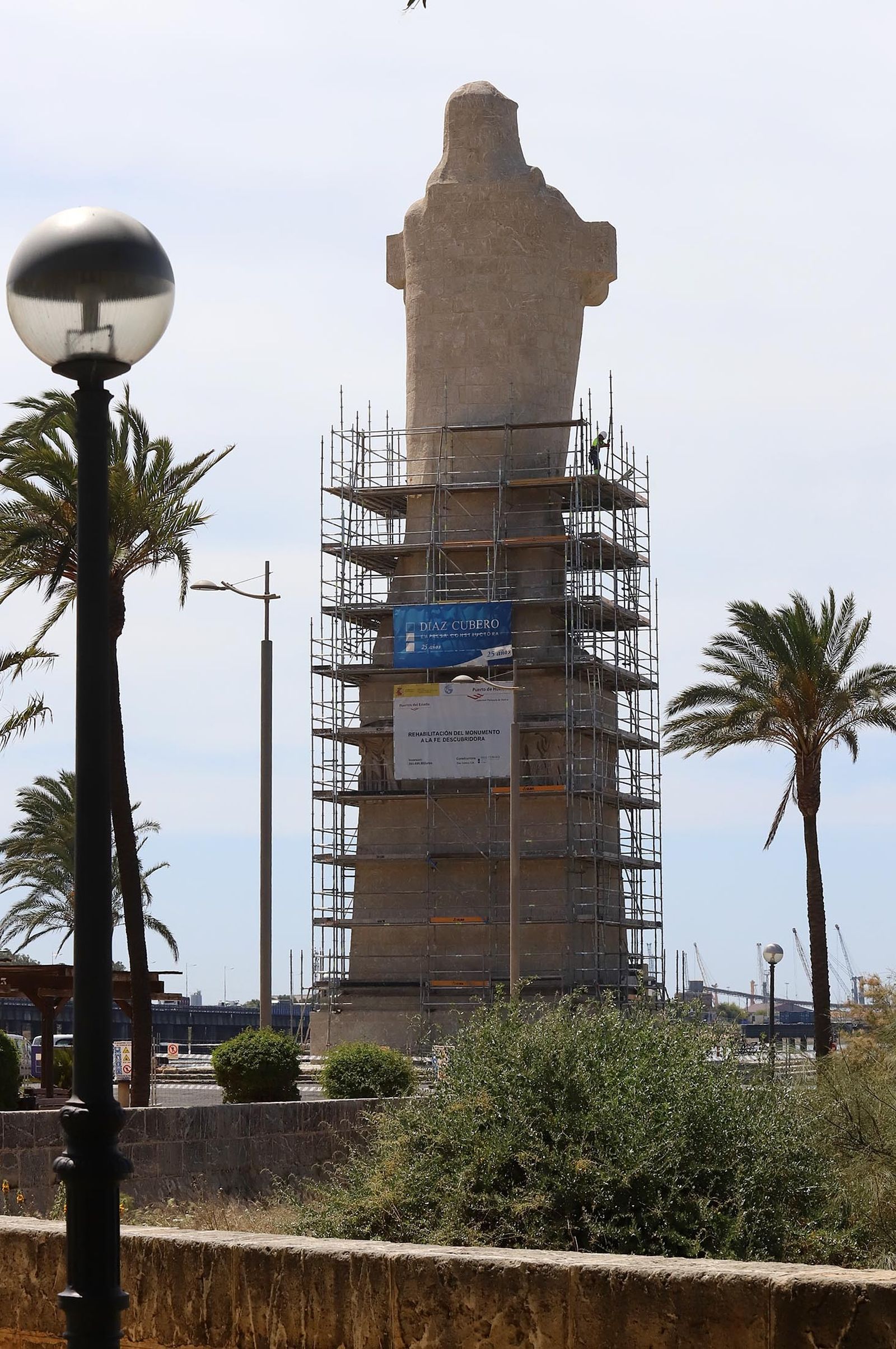 Imágenes del desmontaje de los andamios en el monumento a Colón tras su restauración