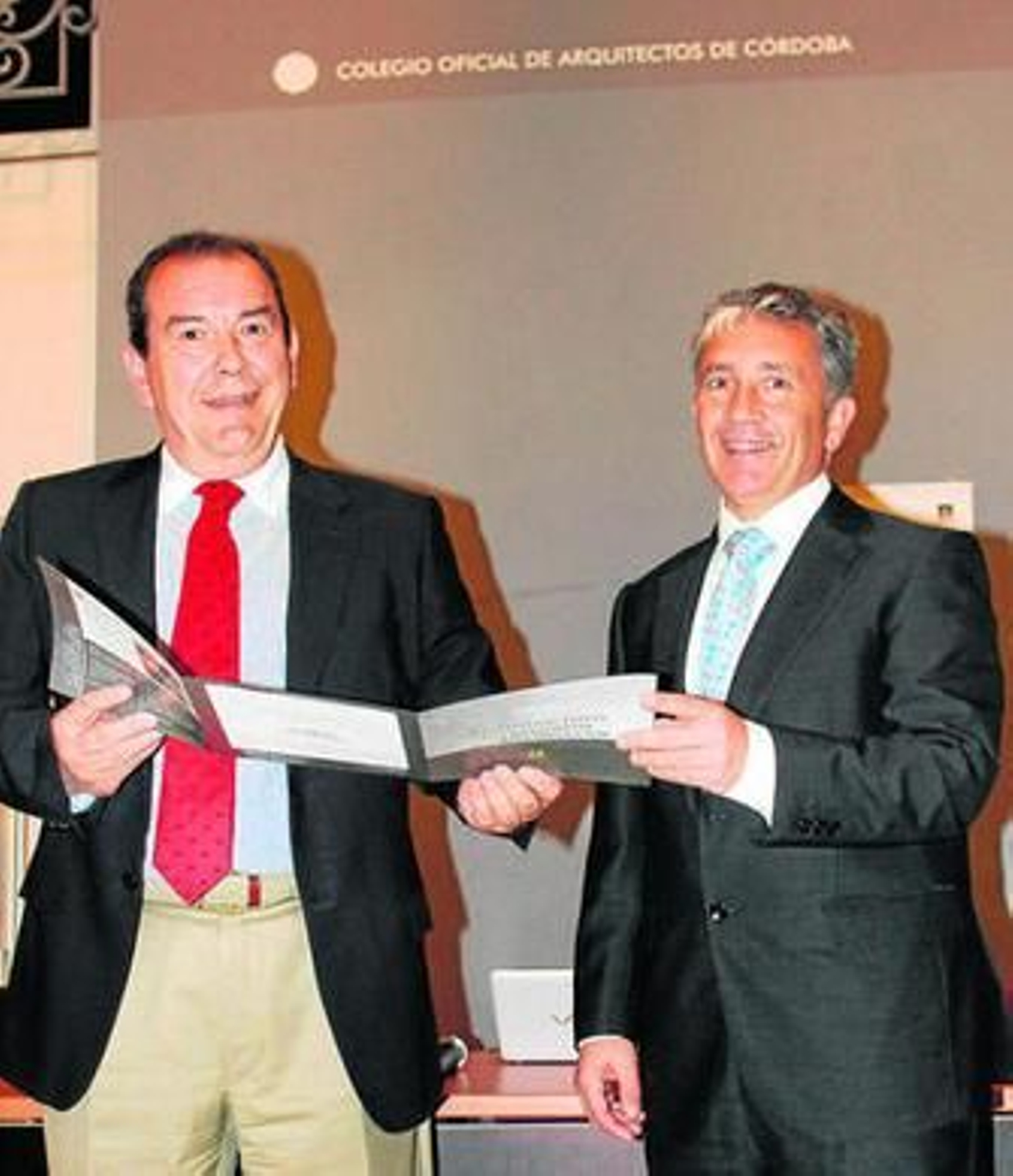 Marcial Bellido y José Antonio Pérez, ayer, en el Colegio de Arquitectos de Córdoba.