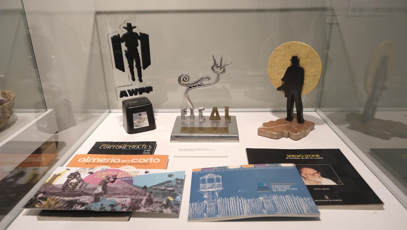 Inauguración de la exposición 'Revolución Leone' en la Casa del Cine de Almería, en imágenes