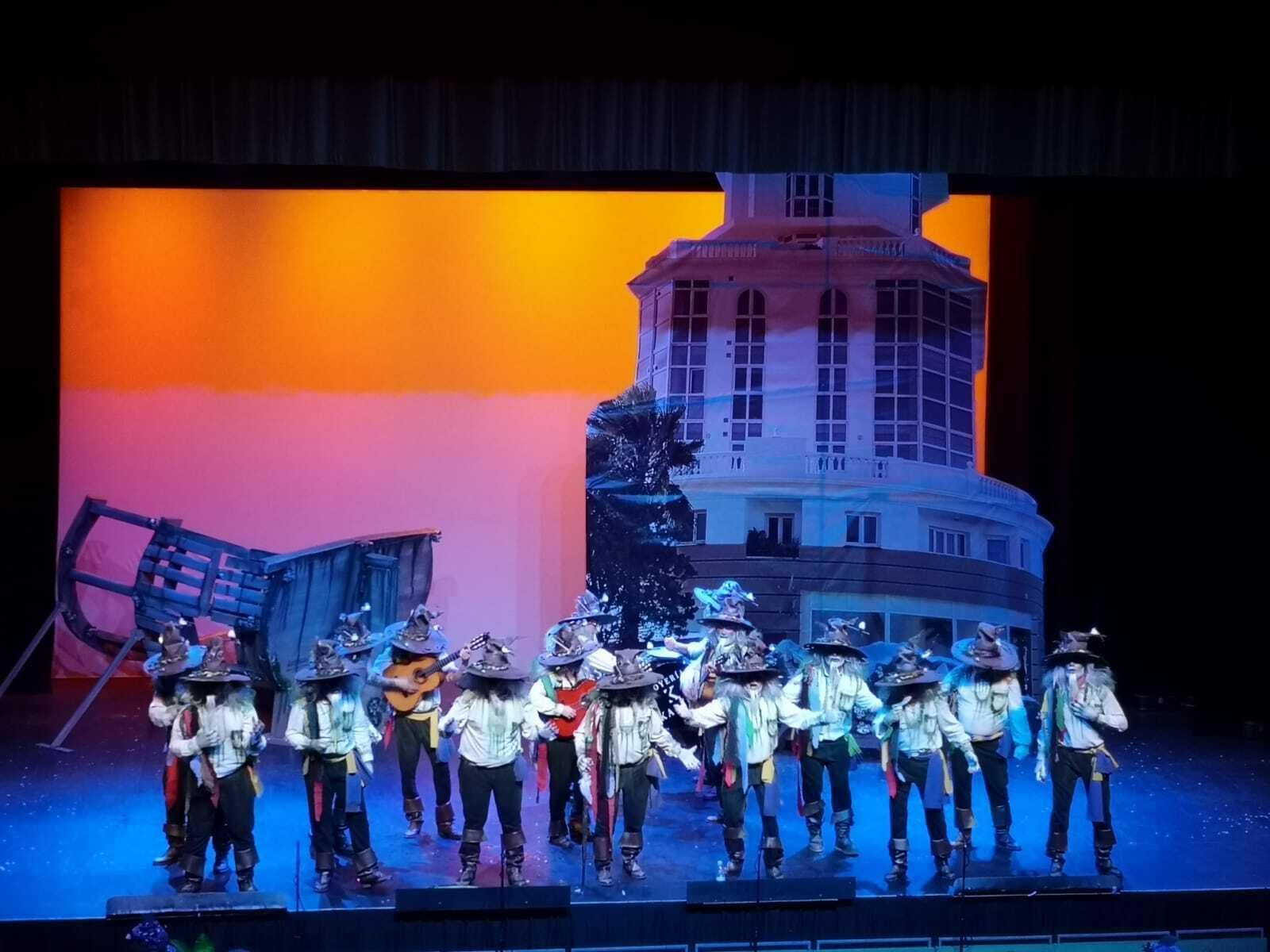 Una de las agrupaciones que participó en la sesión del viernes del concurso en el teatro isleño.
