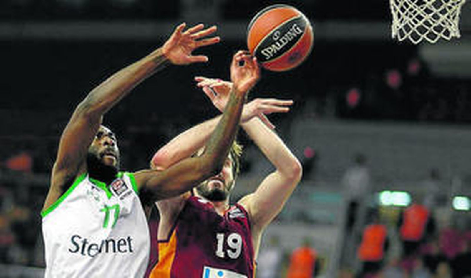 Walker y Aldemir pelean por un rebote.