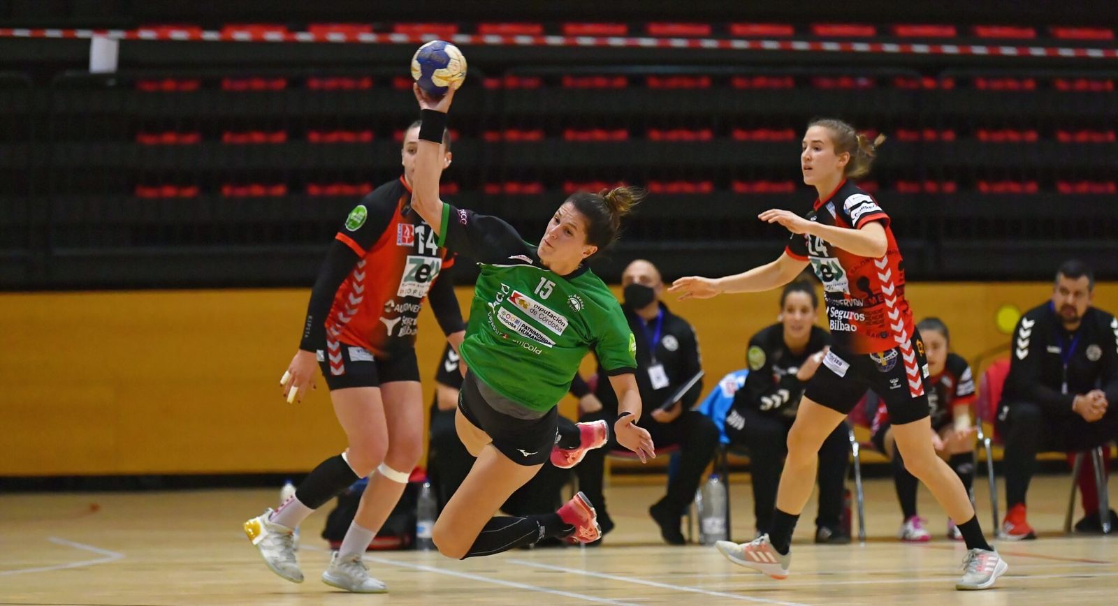 Agus López lanza a portería en un partido del Adesal de este curso.