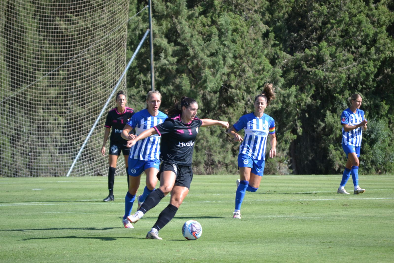 Una jugada en el Sporting de Huelva-Brighton & Hove Albion.