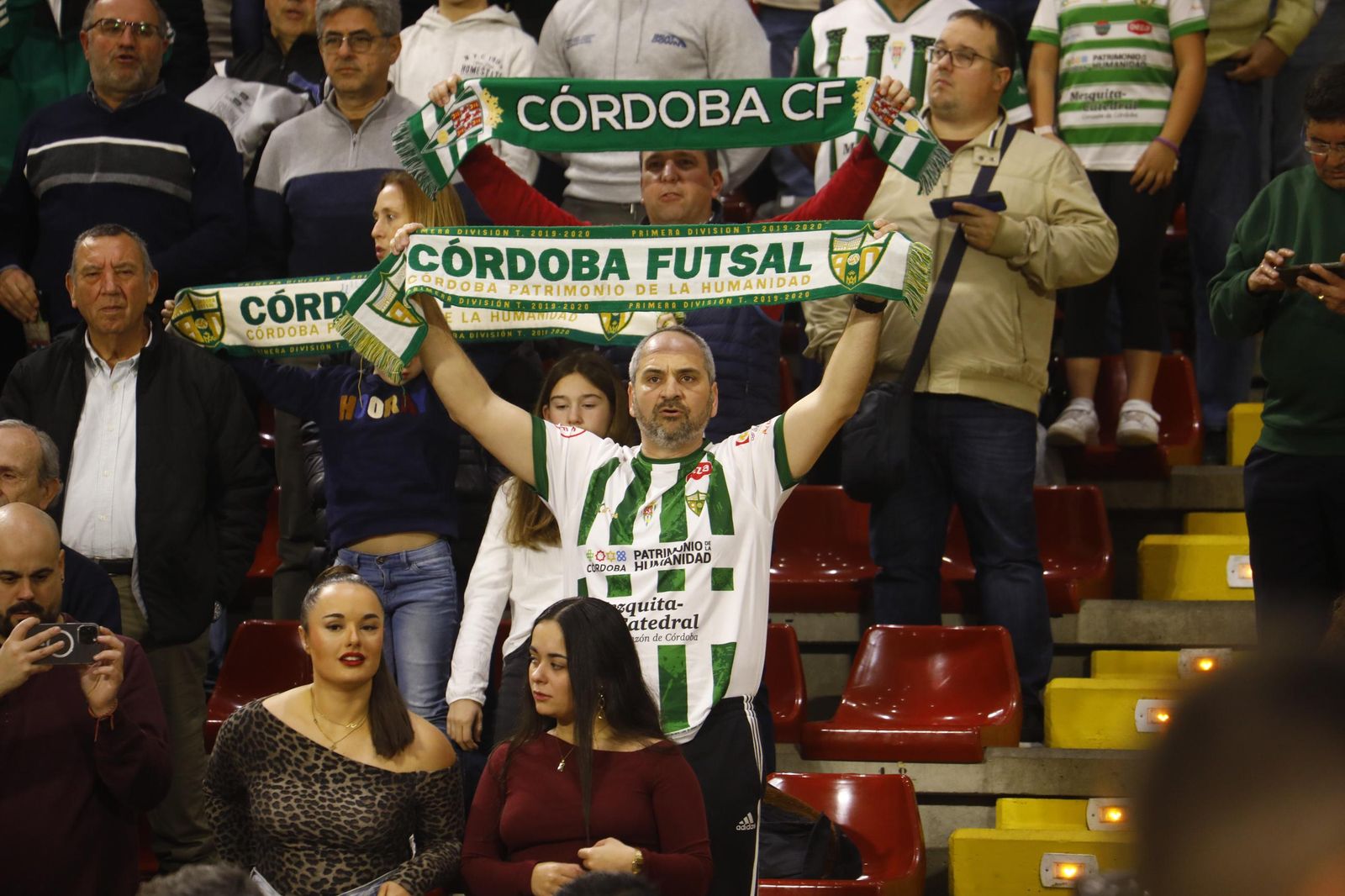 Las mejores fotos del ambiente en Vista Alegre para el Córdoba Futsal - Barça