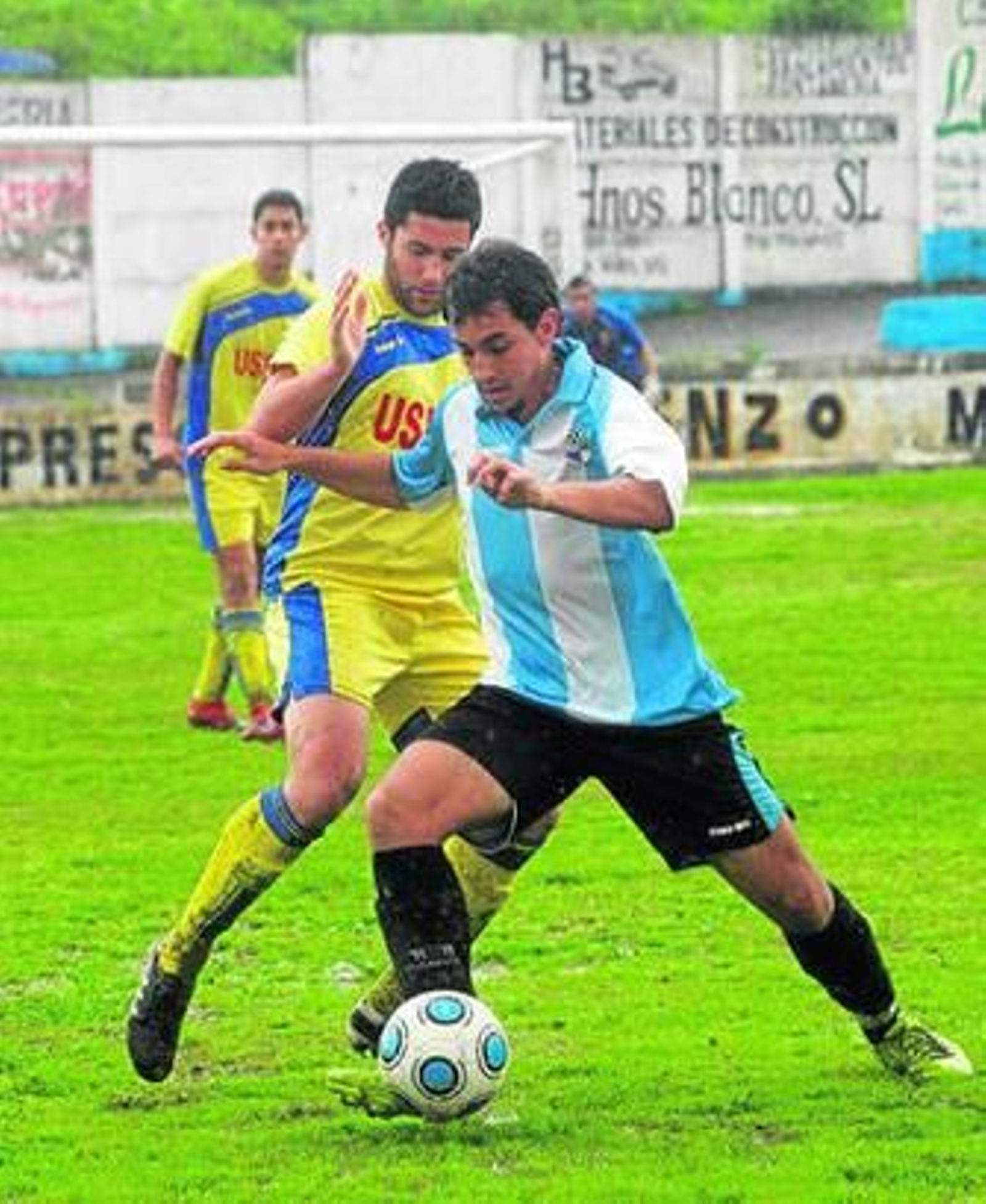 Antonio Muñoz, ante un contrario del Isla Cristina.