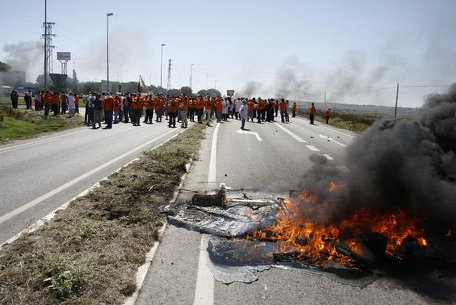 Nueva protesta de los trabajadores de Visteon, que cortan la carretera de Sanlúcar a su paso por la fábrica. 

Foto: A. Mora