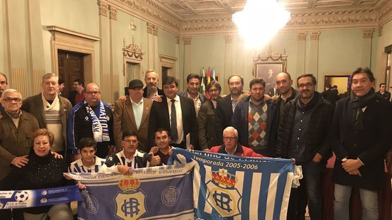 Miembros del equipo de gobierno, aficionados y consejeros posan al final del pleno