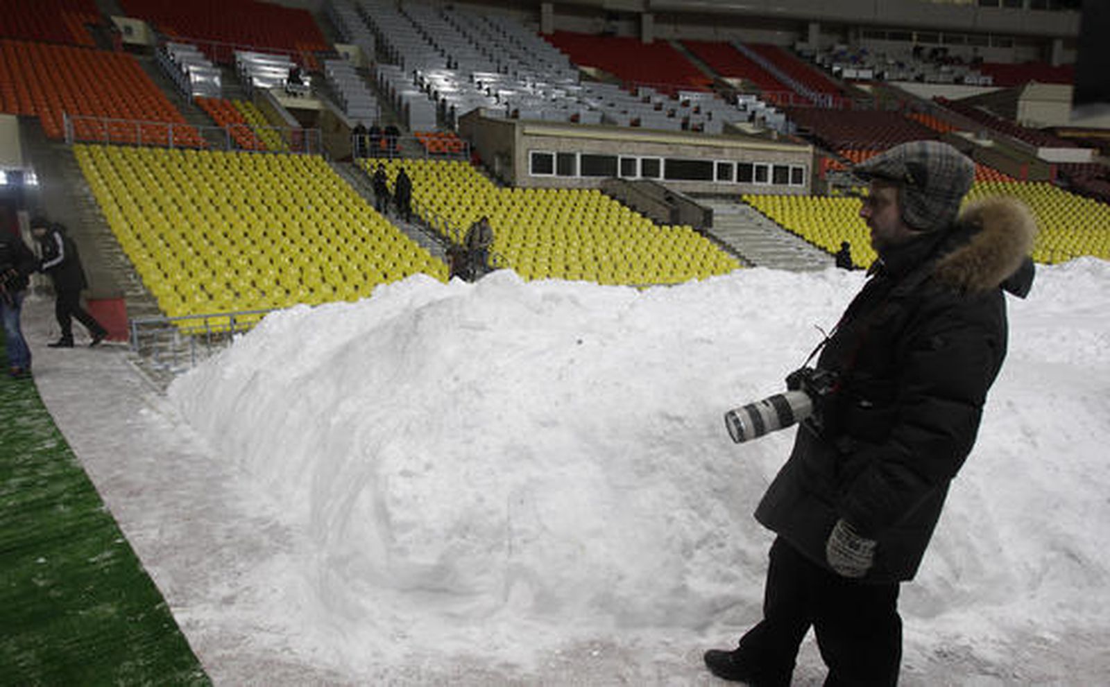 Un fotógrafo delante del montón de nieve amontonada en el estadio.

Foto: Antonio Pizarro