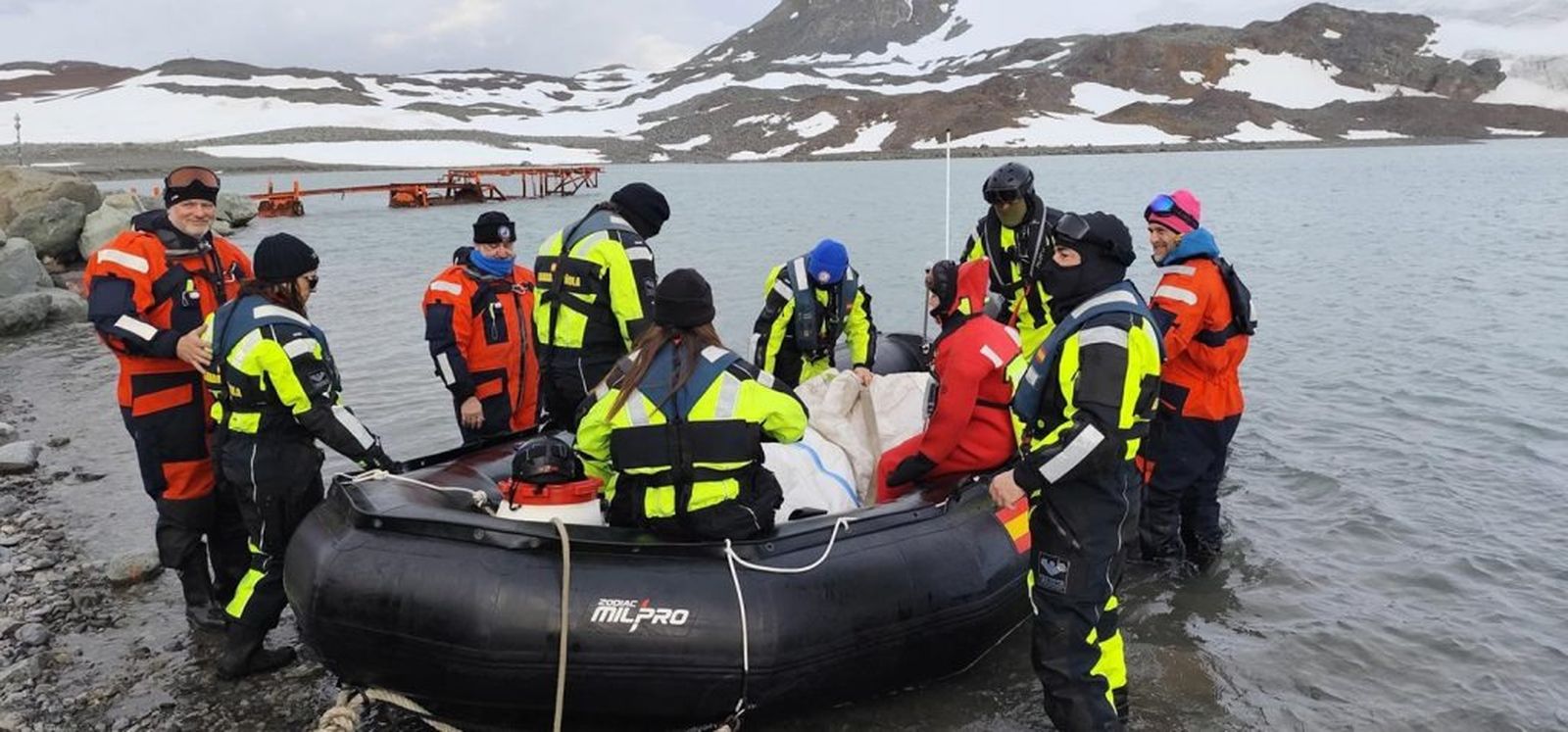 Imagen de parte del equipo desplazado a la Antártida.