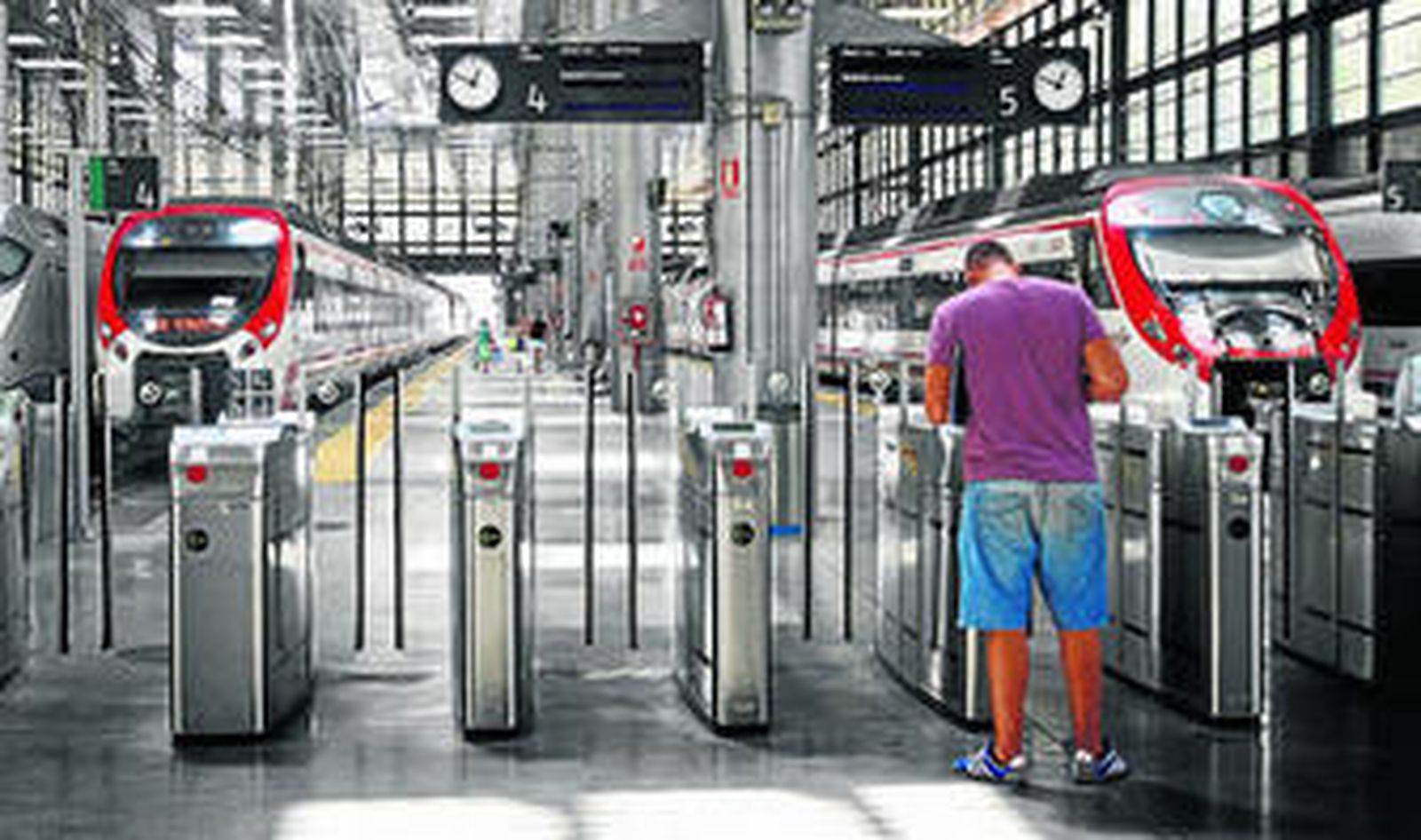 Una imagen del acceso a los andenes en la estación de ferrocarril de la capital gaditana.