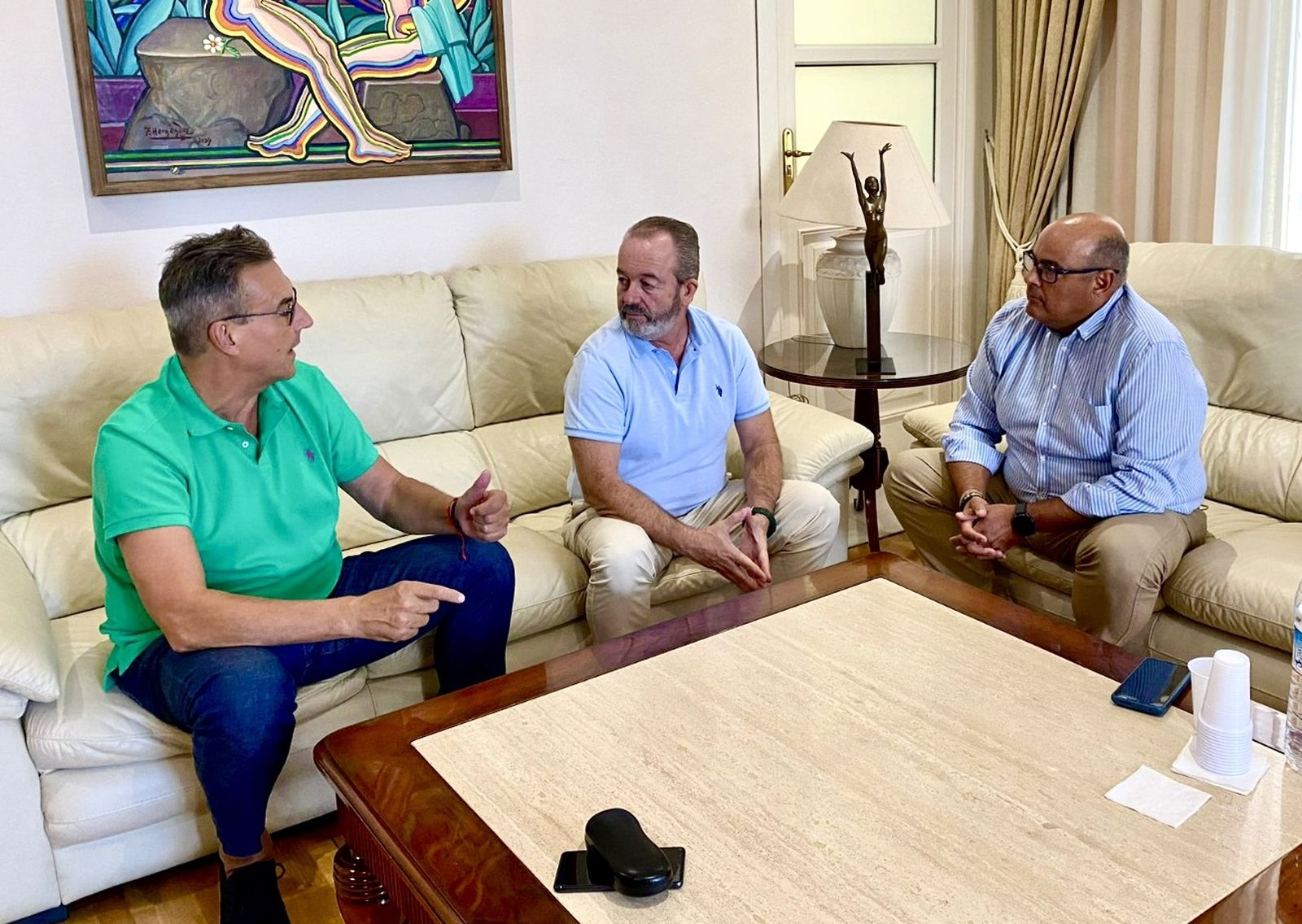 El alcalde de Vélez-Málaga, Jesús Lupiáñez, junto al concejal de Hacienda, Manuel Gutiérrez y el director comarcal del Patronato de Recaudación, Juan Domínguez Caballero