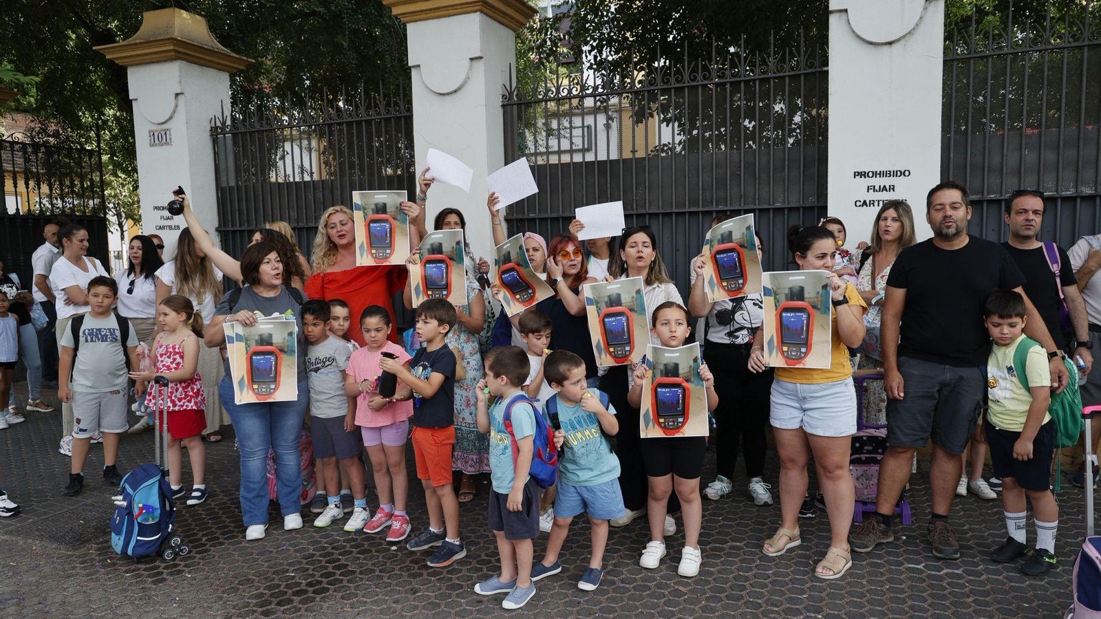 Protesta por el calor en las aulas, este lunes en el CEIP Borbolla. Protesta por el calor en las aulas, este lunes en el CEIP Borbolla.