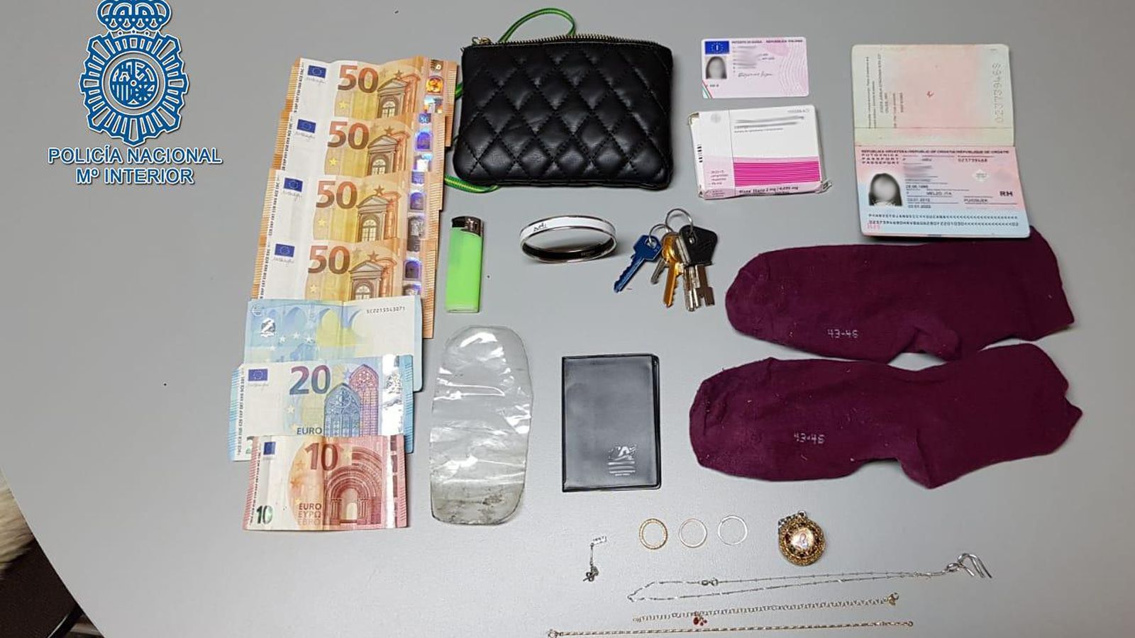 Otra imagen de los efectos decomisados.