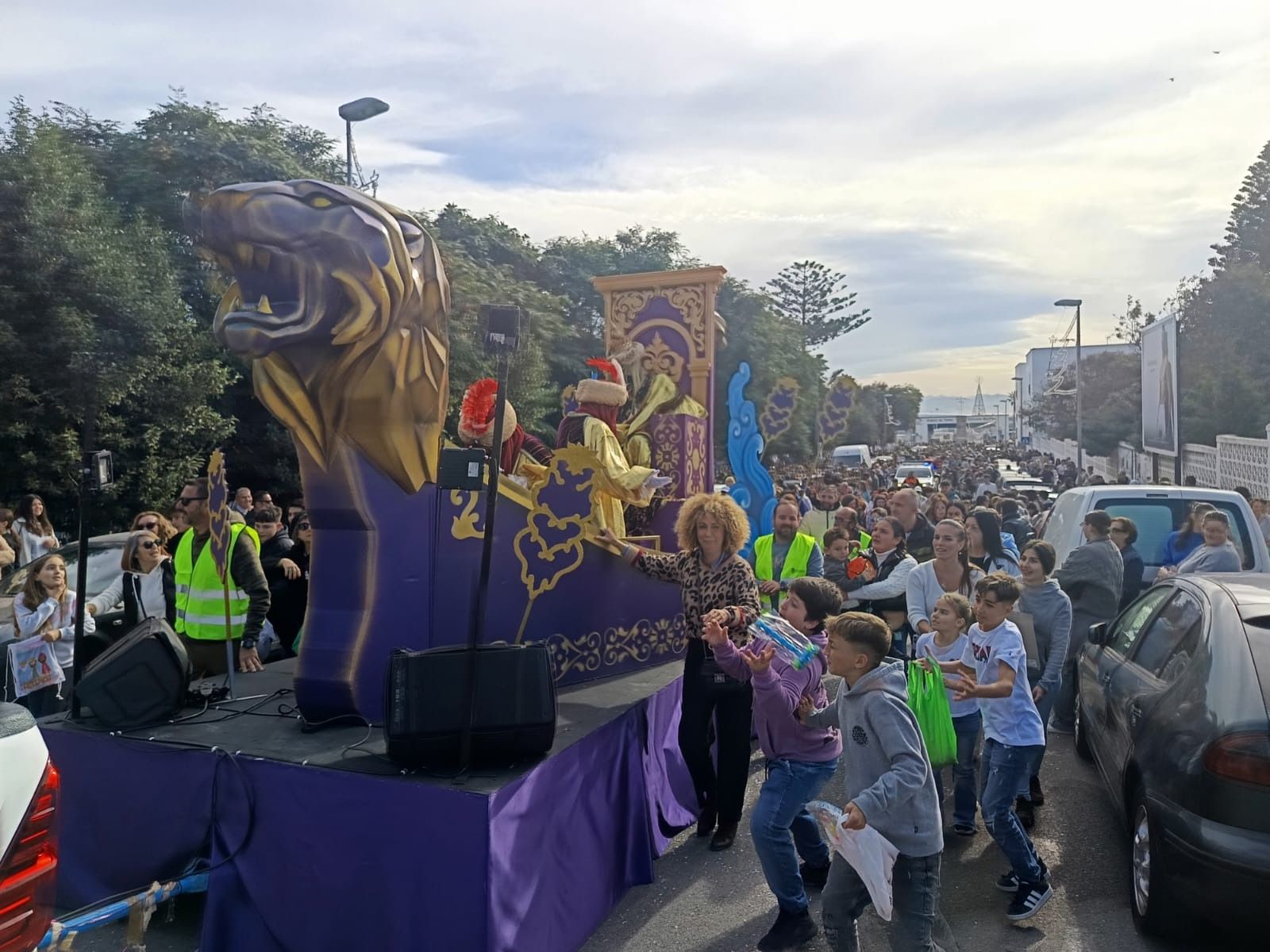 La ilusión de la cabalgata de los Reyes Magos recorre Tarifa en una mañana sin lluvia, en imágenes