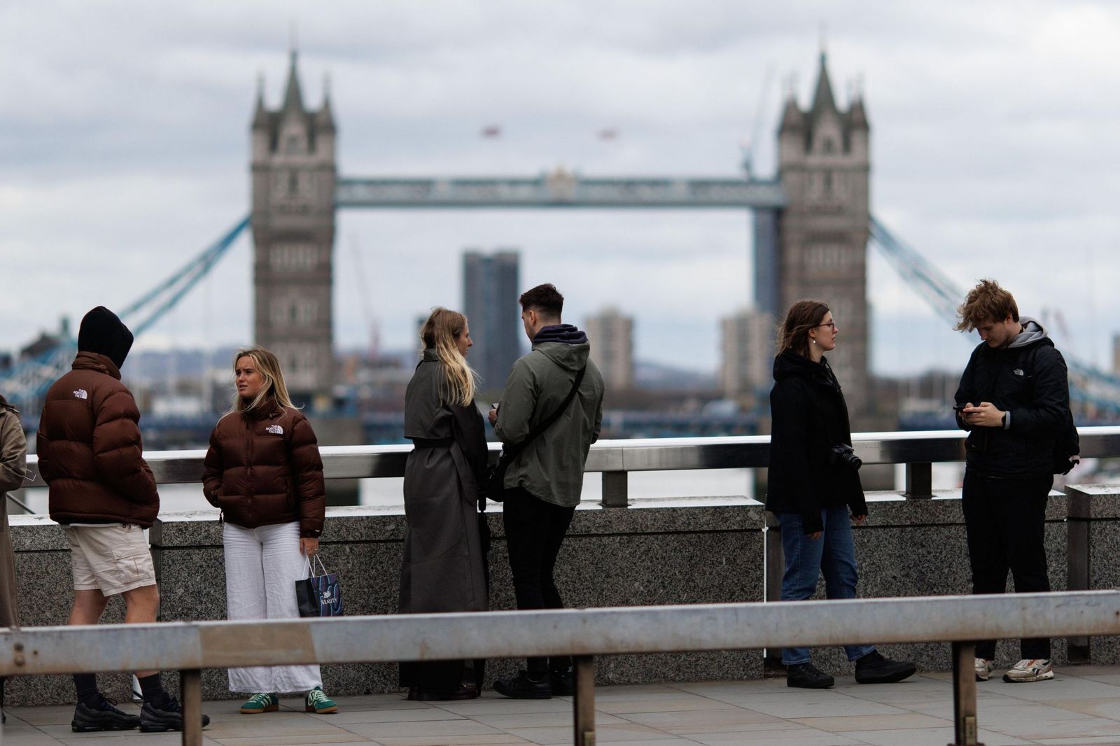 Un grupo de tutistas en el London Bridge, con el Tower Bridge al fondo.