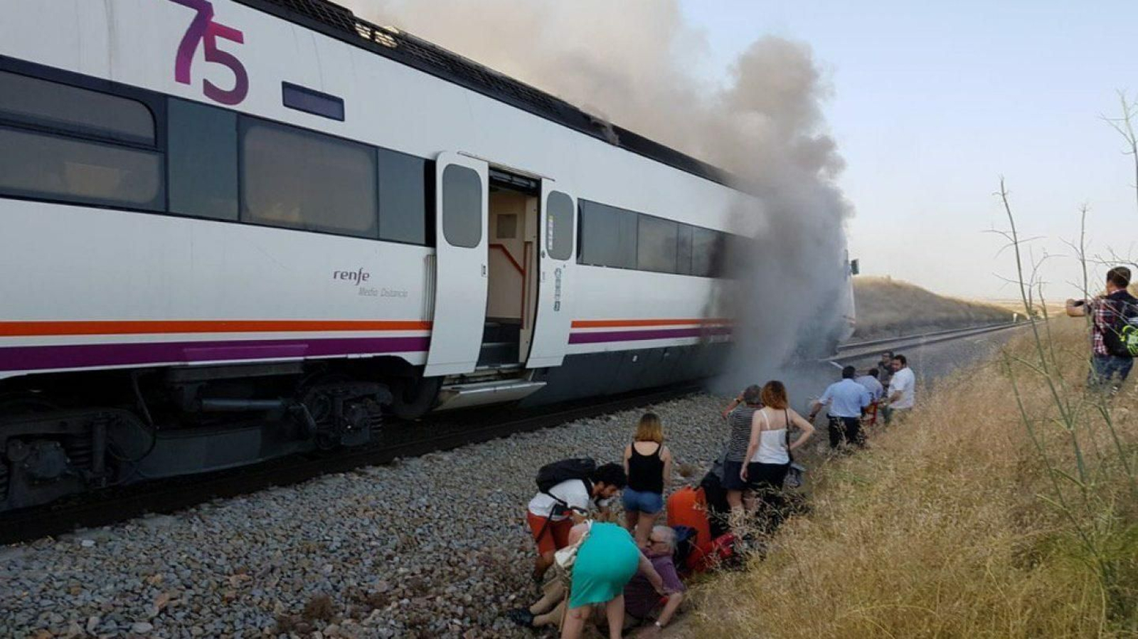 Pasajeros evacuados del tren que ardió en junio de 2018 cerca de Torrijos (Toledo).