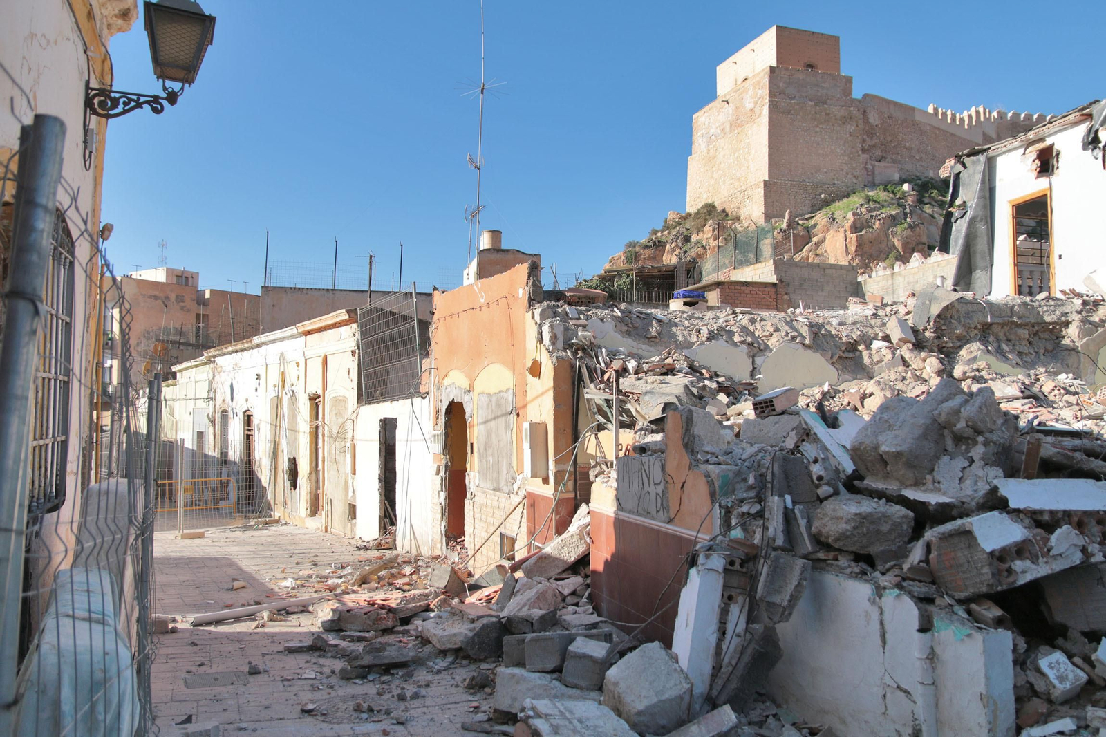 Las imágenes del derribo de las casas del entorno de la Alcazaba