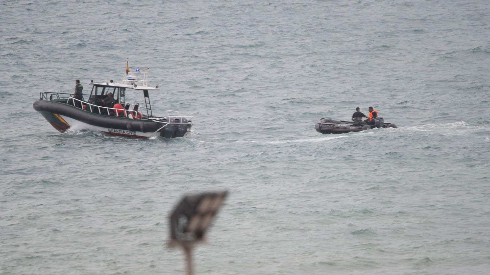 Una embarcación de la Guardia Civil, cerca del espigón del Tarajal.