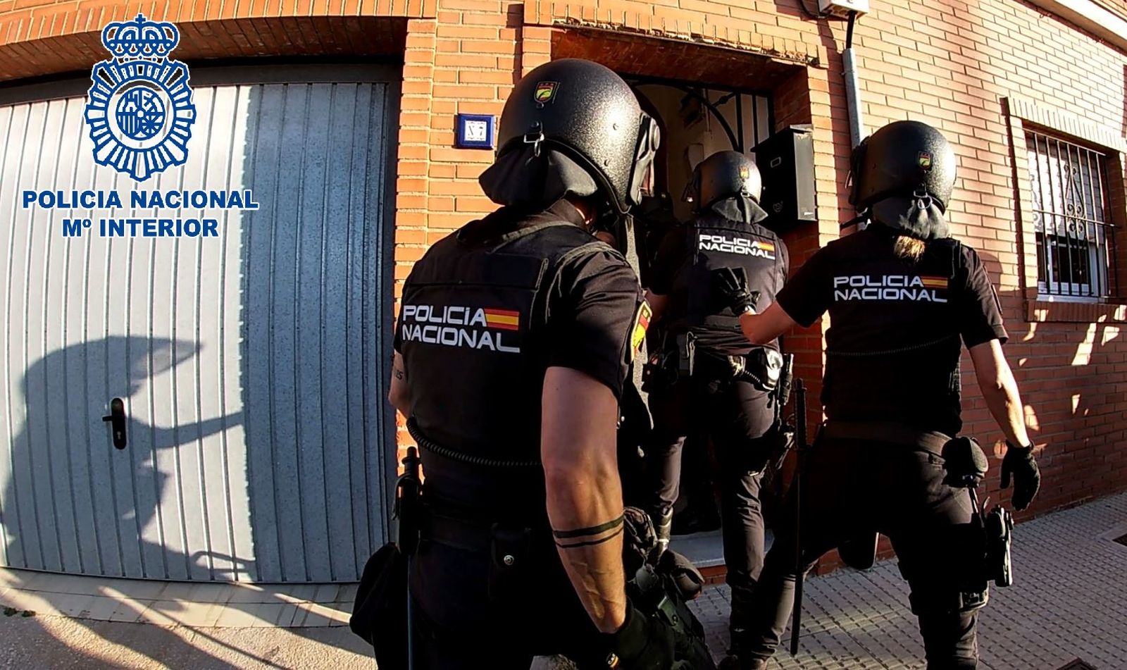 La entrada de los agentes a la vivienda.