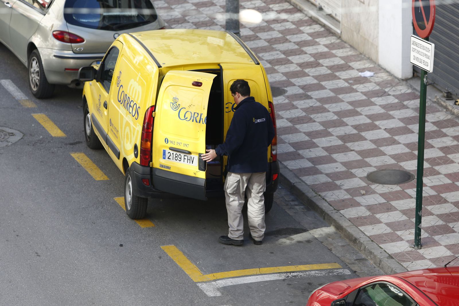 Un trabajador de Correos en una imagen de archivo.