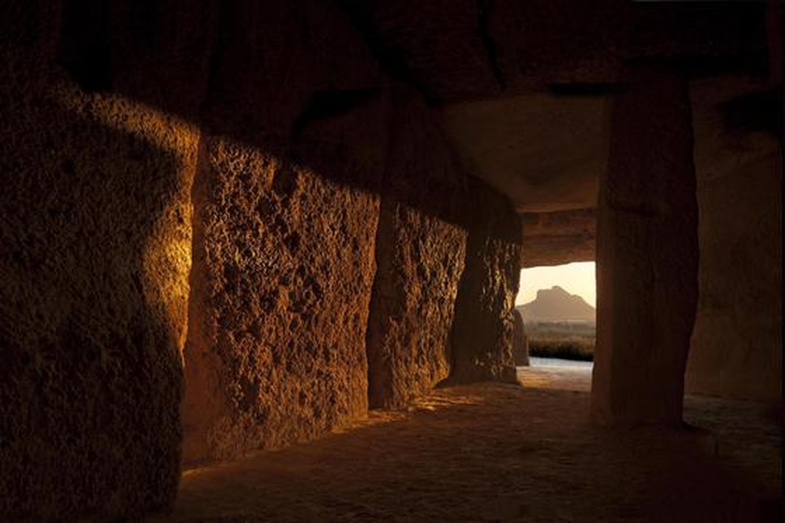 Dolmen de Menga, con su orientación a la Peña de los Enamorados.

Foto: M. H.