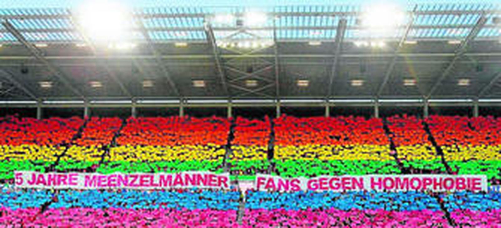 Una imagen de una reivindicación contra la homofobia, con la grada con el arcoíris antes de comenzar un partido entre el Mainz 05 y el Wolfsburgo.