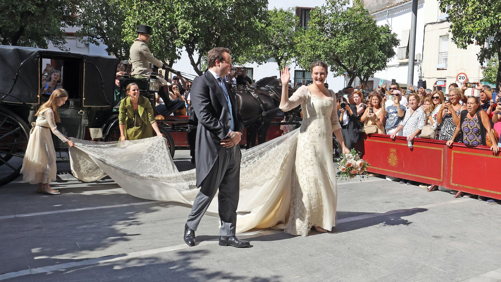 La novia saluda a su llegada. Su padrino es su hermano, Alexander
