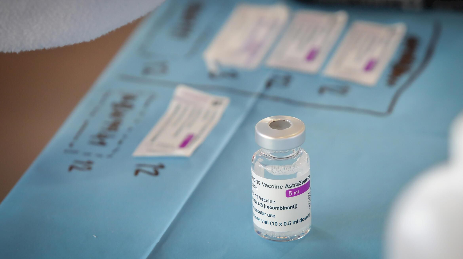 Una de las mesas dispuestas en el punto de vacunación en Ifeca.