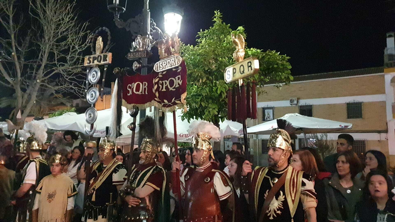 Lunes Santo en Castro del Río: La ofrenda floral de las escoltas romanas, en fotografías
