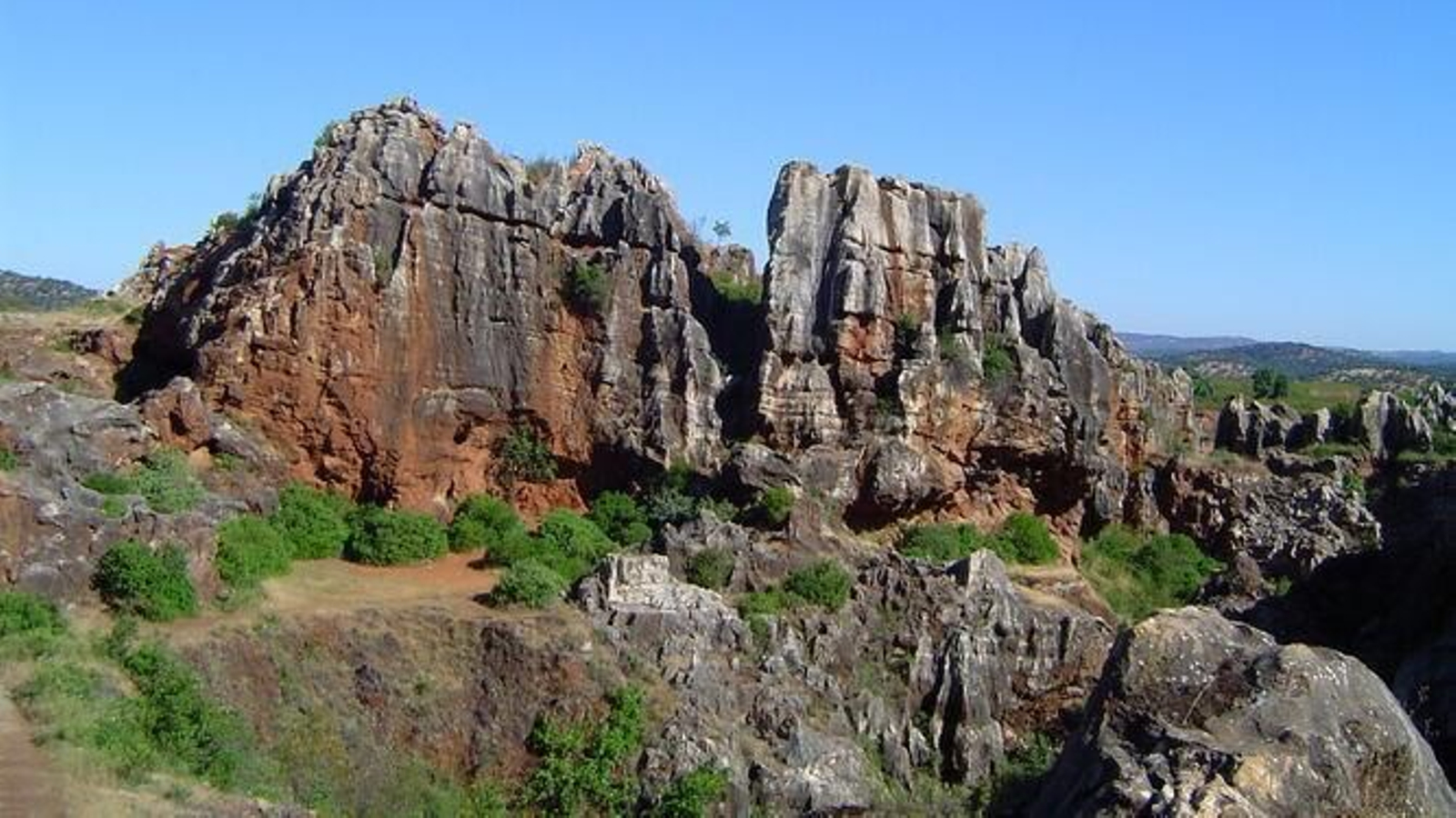El Cerro del Hierro es un Monumento Natural, ubicado en el Parque Natural de la Sierra Norte, un paisaje minero con miles de años.