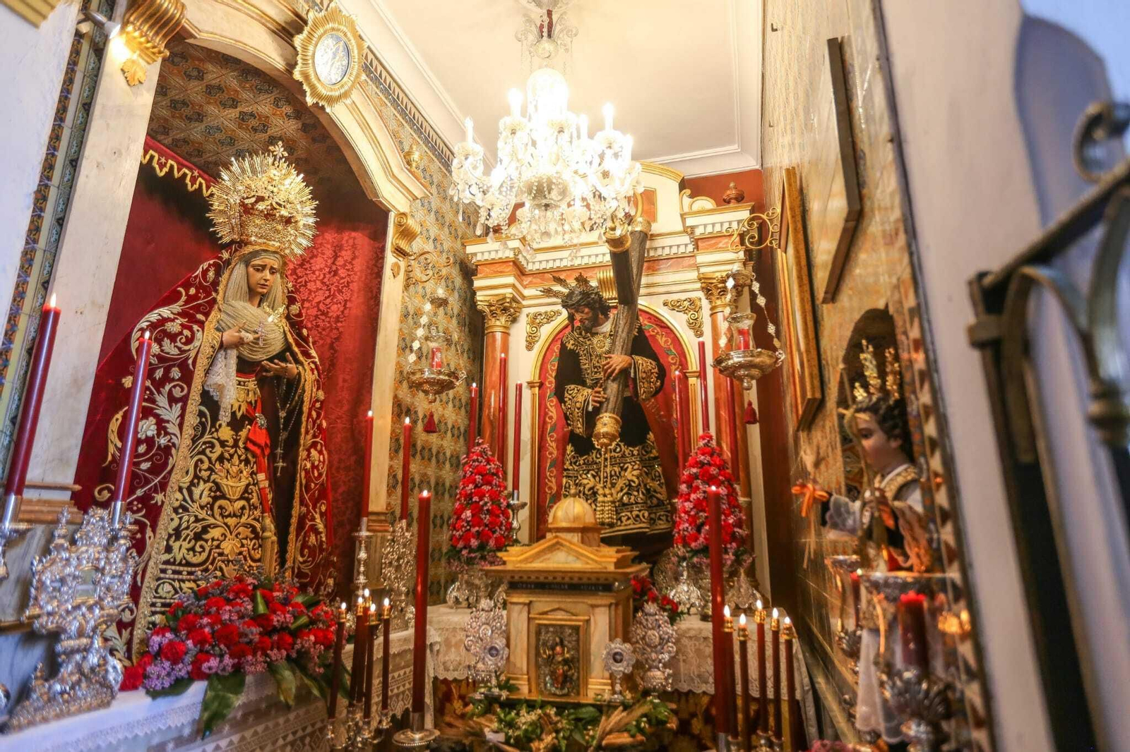La imagen de Nuestro Padre Jesús de la Misericordia, en su altar, junto a la dolorosa de la Piedad.