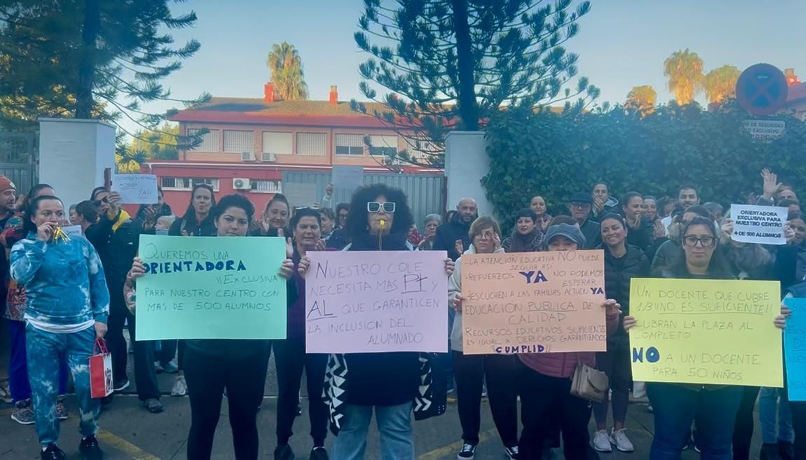 Una imagen de la movilización de este jueves a las puertas del colegio El Juncal.