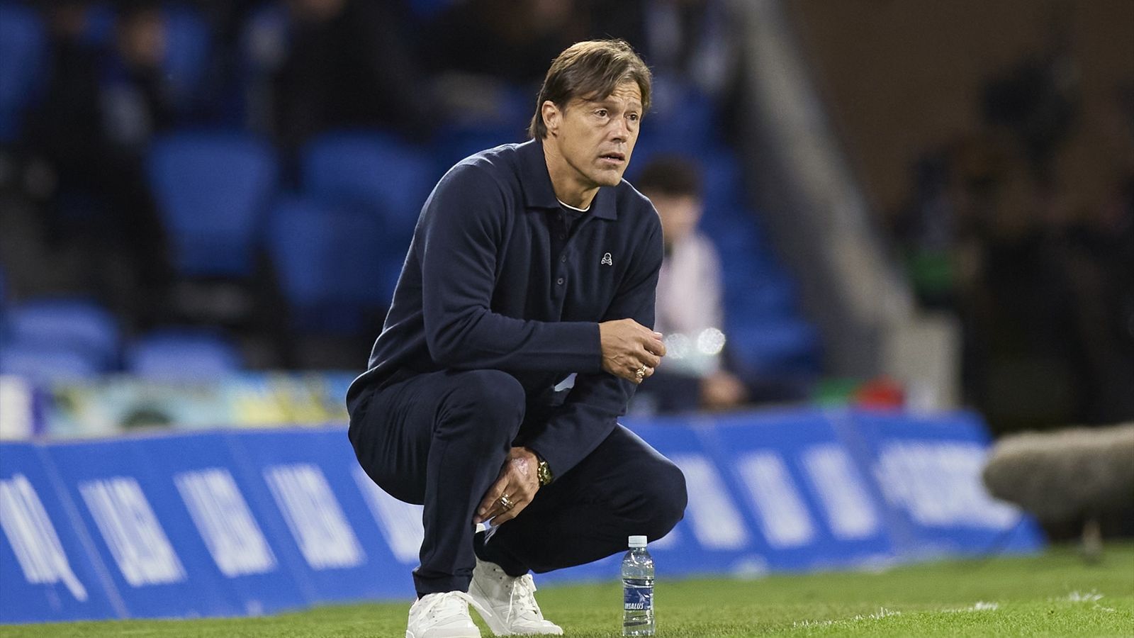 Matrías Almeyda sigue la evolución del Real Sociedad-Sevilla en su habitual postura.