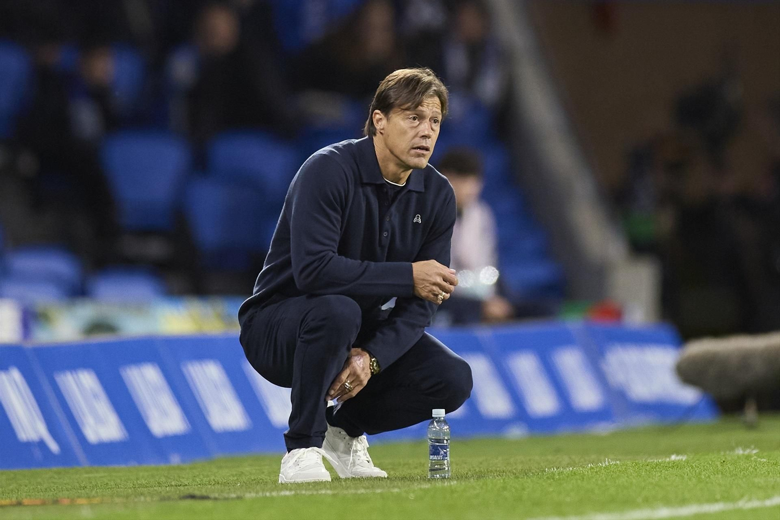 Matrías Almeyda sigue la evolución del Real Sociedad-Sevilla en su habitual postura.