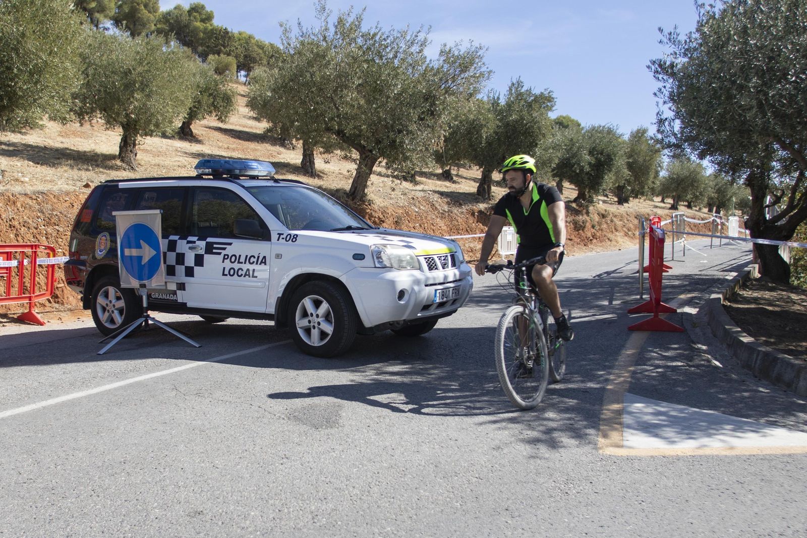 Fotos de cafeterías, parques y la 'Marcha Verde' vacía en el domingo de Granada