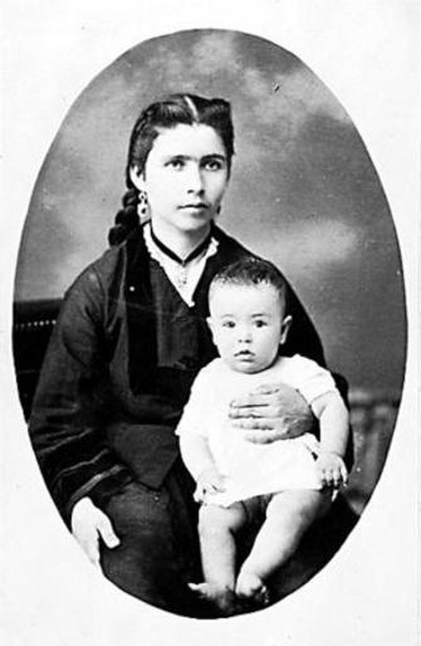 Falla, con su tata La Morilla.