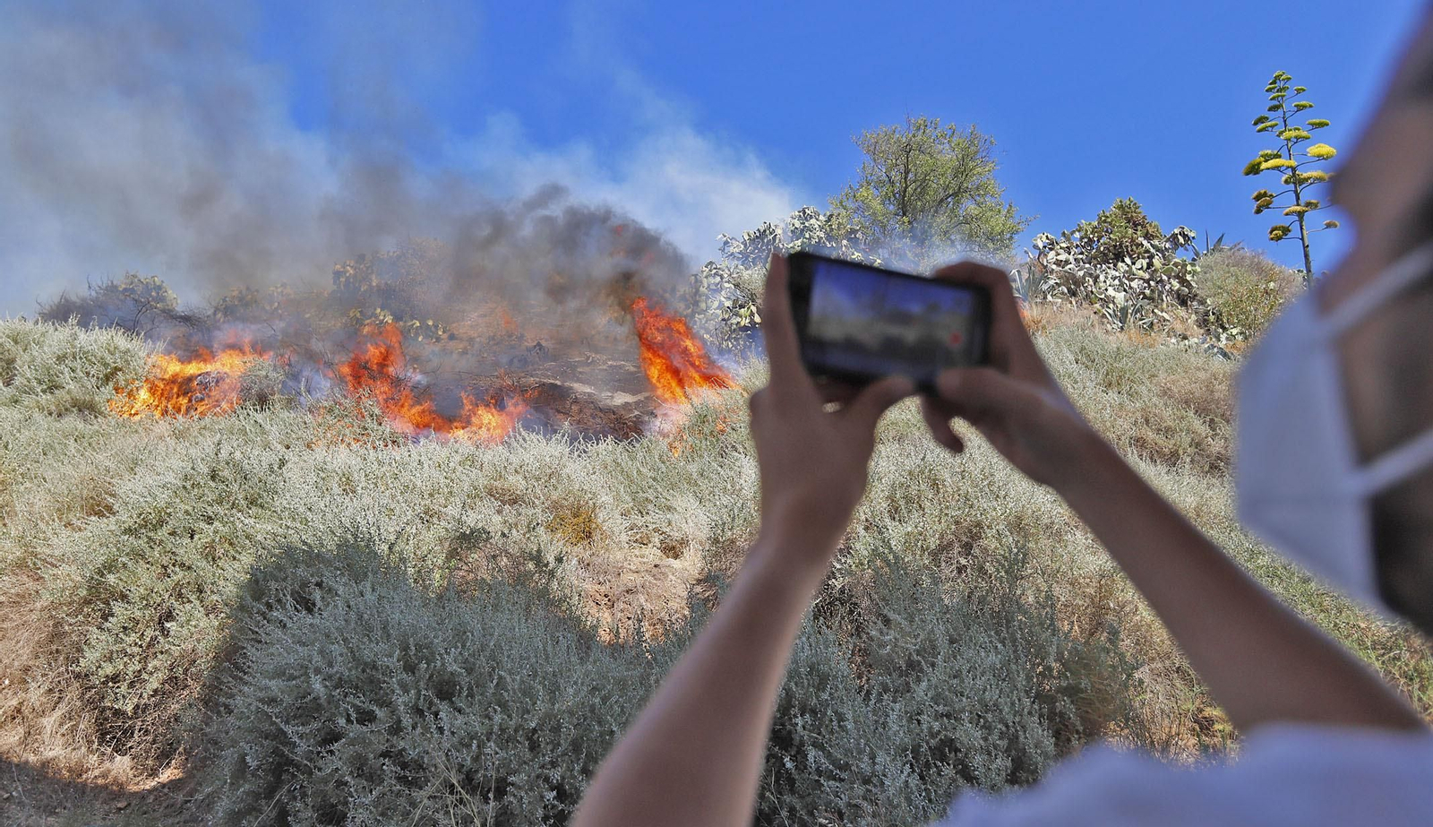 Imágenes del espectacular incendio en las laderas del Conquero