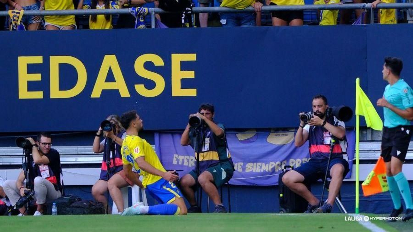 Álvaro García Pascual celebra su gol en su debut ante el Cádiz CF