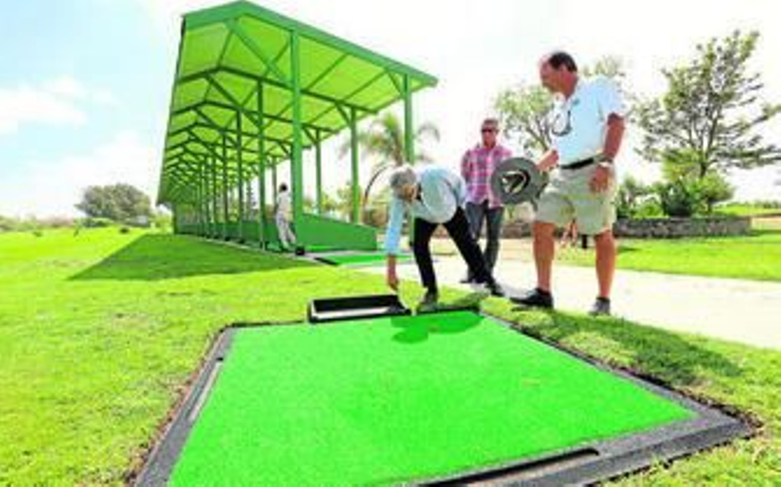 El alcalde, Ernesto Marín, y el delegado de Deportes, Diego Rodríguez, con el nuevo concesionario del equipamiento deportivo, Carlos Roca.