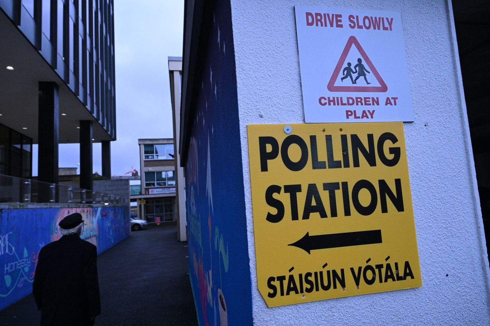 Un cartel indica un centro de votación en Dublín.