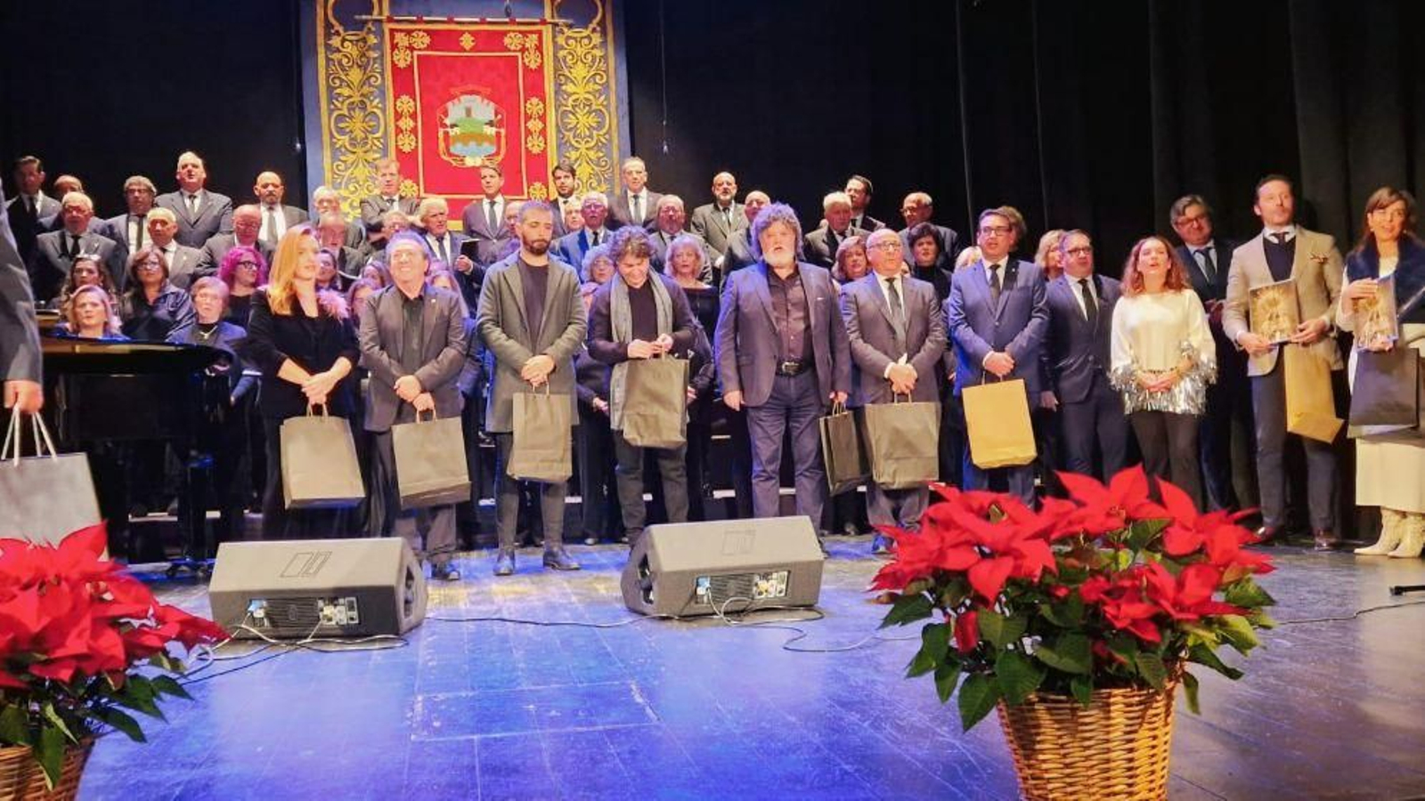 Participantes en el concierto, sobre las tablas del Teatro Circo de Puente Genil.