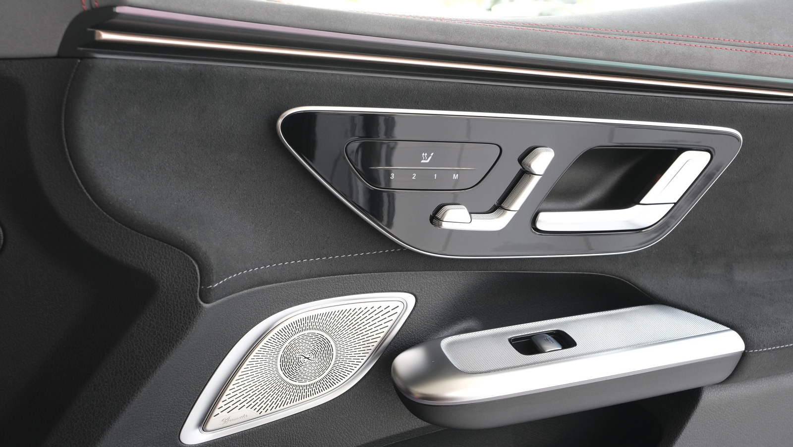 Imágenes de la presentación del Mercedes EQE en el concesionario Saveres, de Huércal de Almería